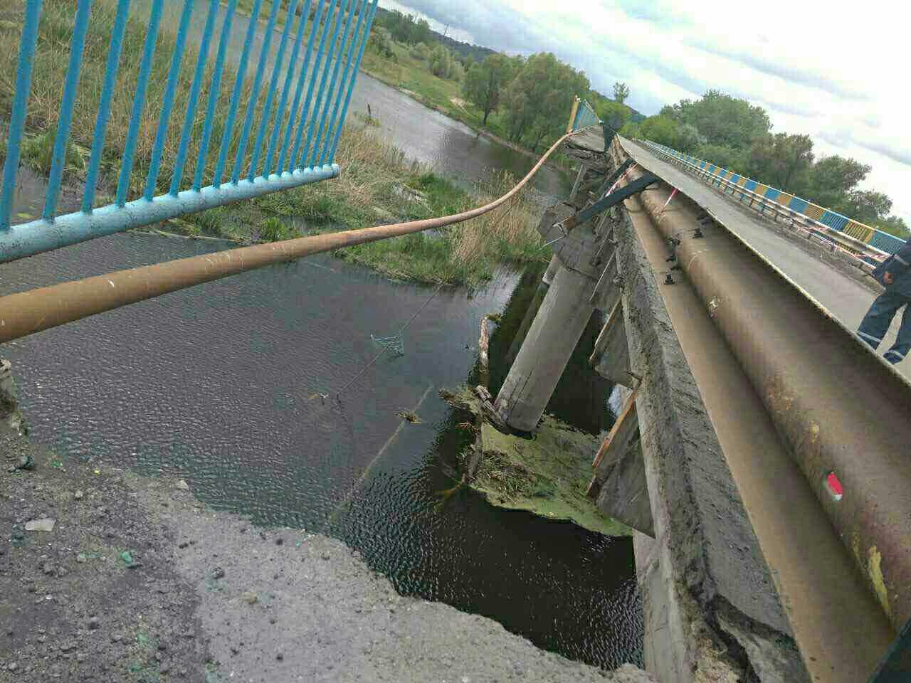 Зображення до:  Под Харьковом обрушилась часть моста