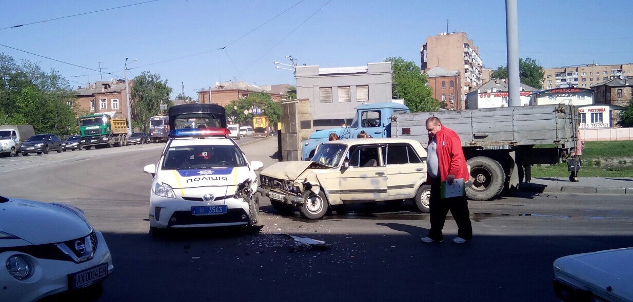 Зображення до:  В ДТП с патрульной машиной в Харькове пострадал человек