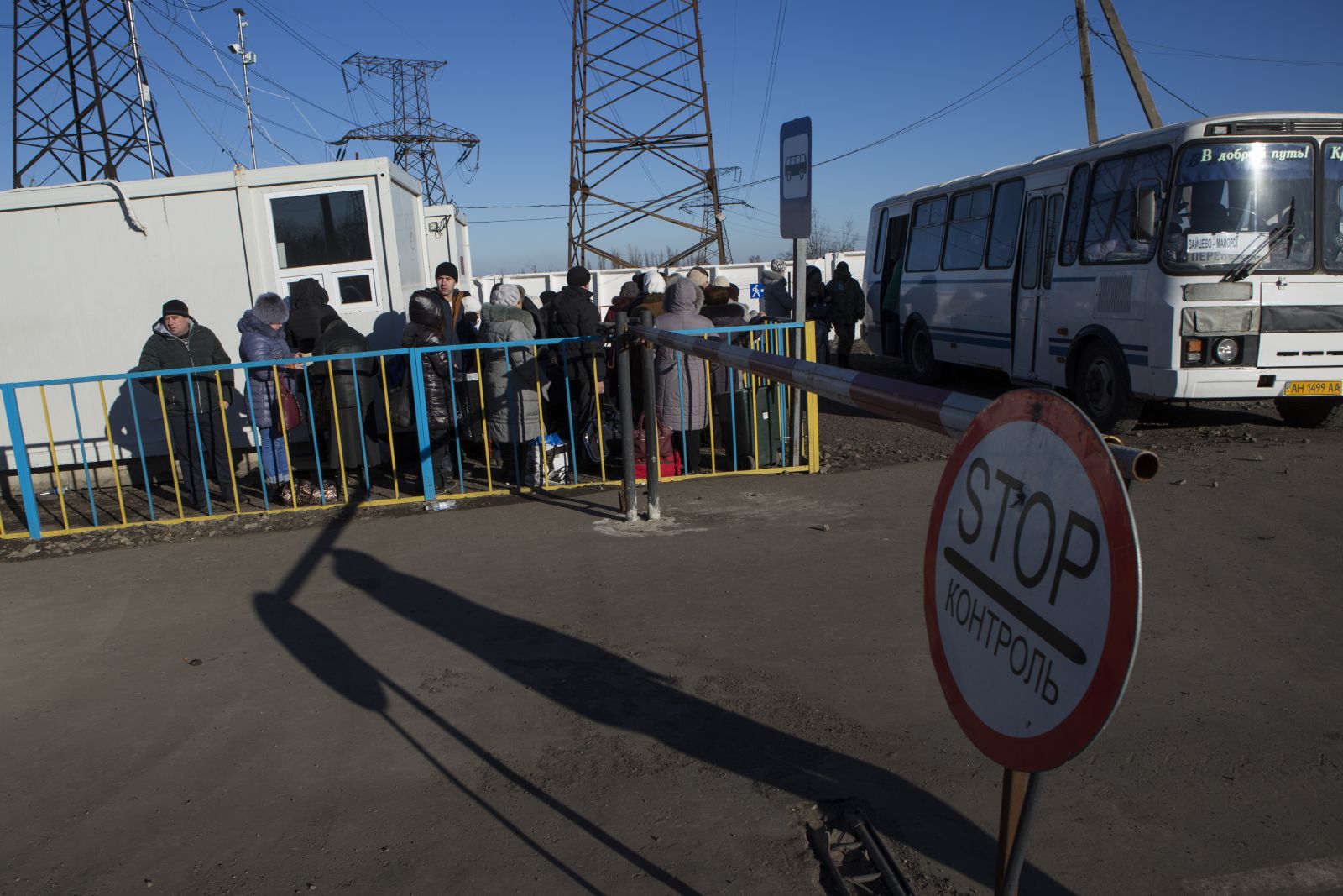 Зображення до:  Госпогранслужба подтверждает случаи повреждения боевиками паспортов на КПВВ