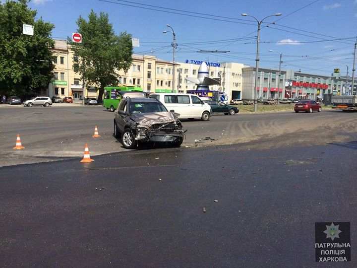 Зображення до:  В Харькове скорая попала в ДТП — шесть человек в больнице