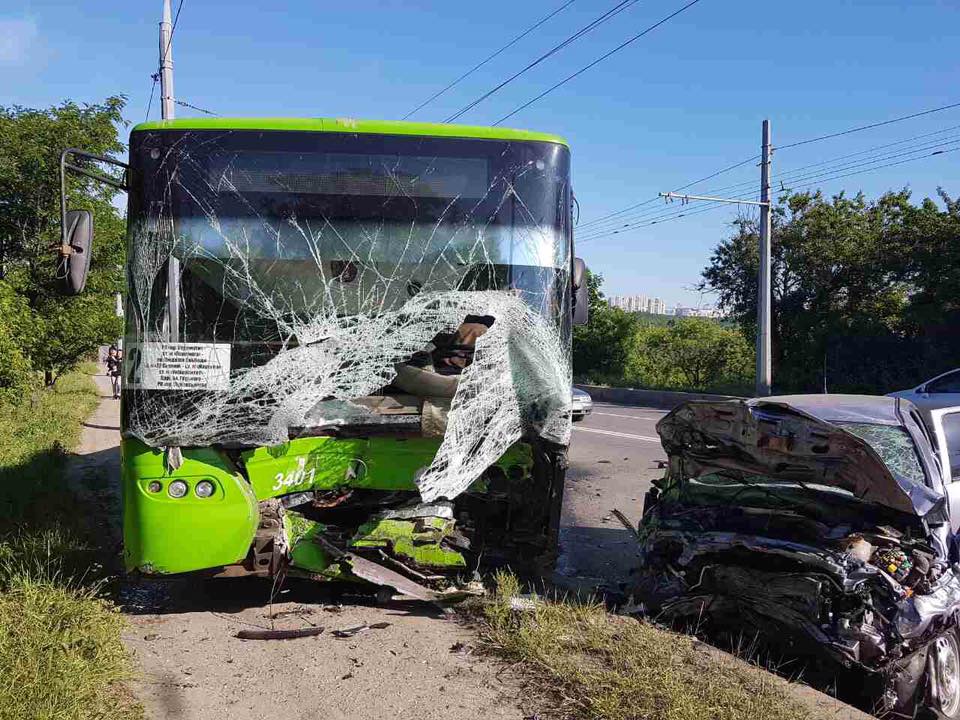 Зображення до:  В Харькове автомобиль врезался в троллейбус: один человек погиб