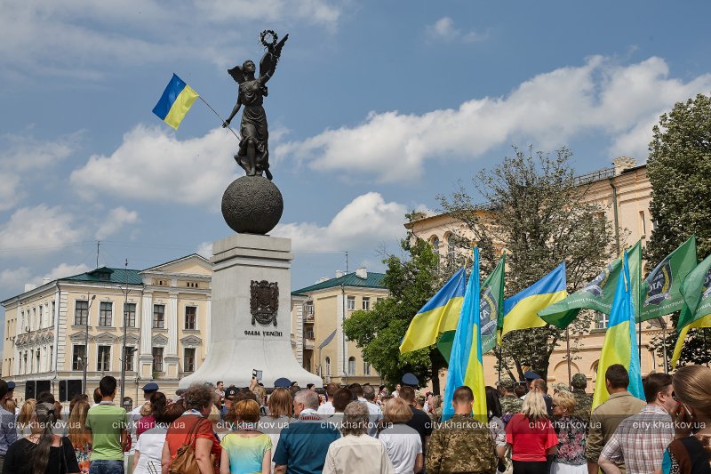 Зображення до:  День Конституции: Порошенко ожидает изменений в Основной закон