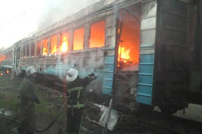 Зображення до:  В Харькове тушили пожар в депо