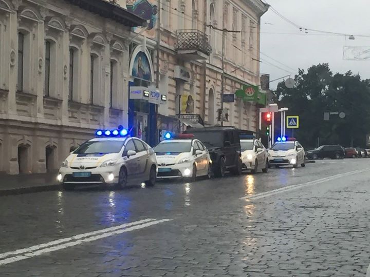 Зображення до:  Как в центре Харькова блокировали элитный автомобиль: данные очевидцев и полиции