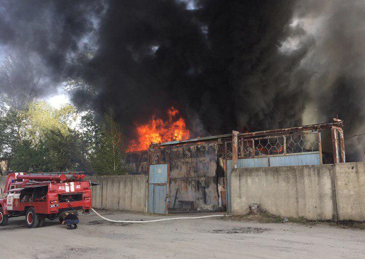 Зображення до:  Крупный пожар под Харьковом: пострадали двое людей