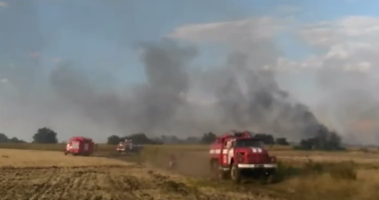 Зображення до:  Пожар в полях Лозовой полностью потушили к утру