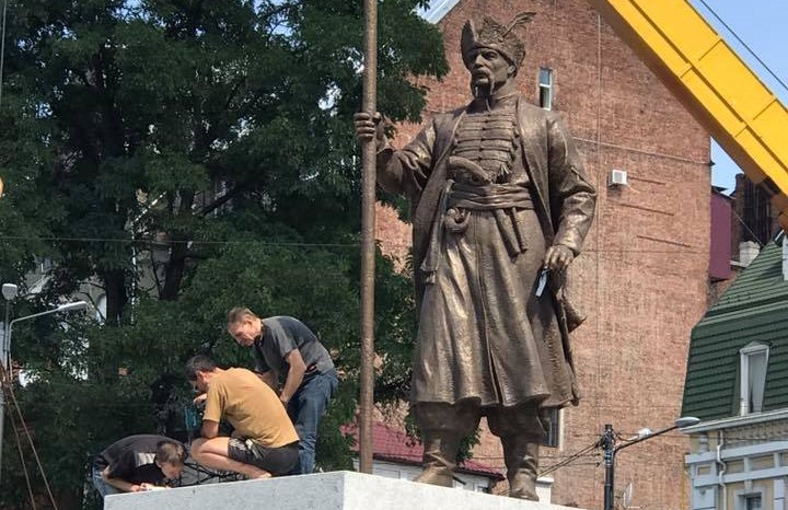 Зображення до:  В Харькове установили памятник Сирко