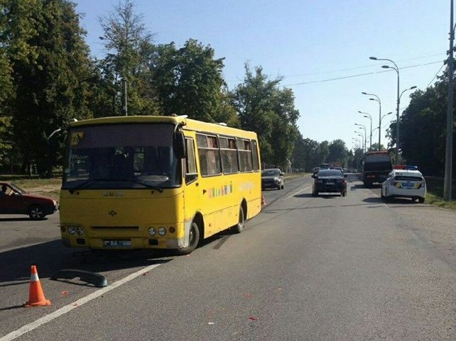 Зображення до:  В Харькове школьный автобус попал в ДТП