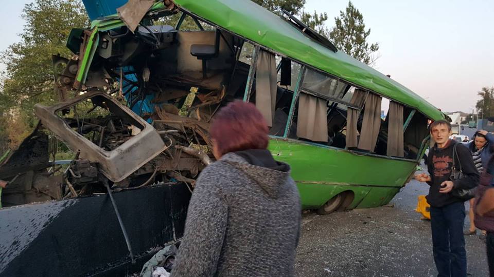 Зображення до:  ДТП на мосту в Изюме: пострадали 23 человека, 10 из них — дети