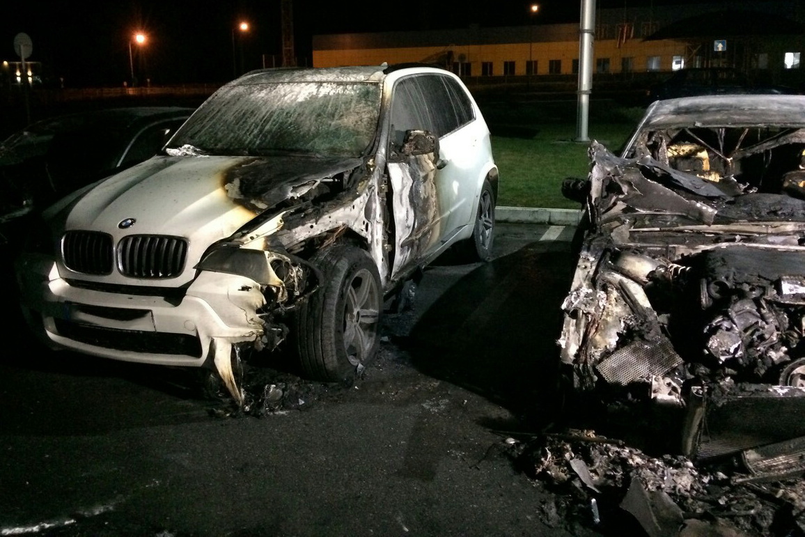 Зображення до:  Машины возле харьковского автосалона подожгли трое неизвестных — полиция