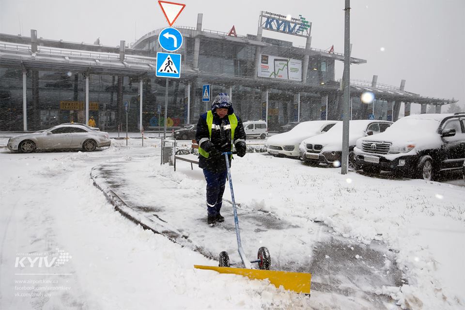 Зображення до:  В Киеве из-за снегопада отменяют рейсы