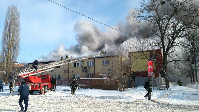 Зображення до:  Пожар на ХТЗ: спасатели эвакуировали около 70 человек