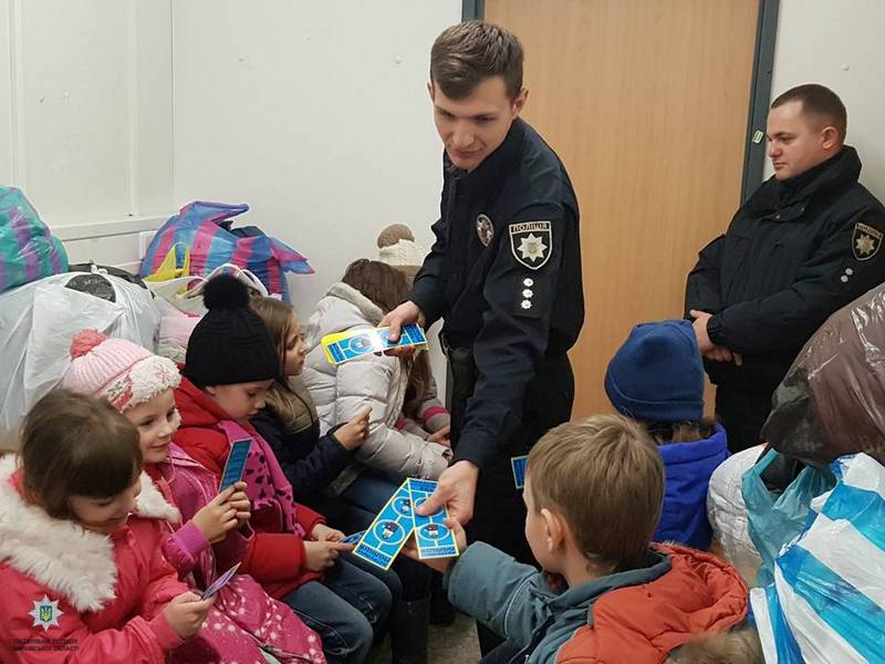 Зображення до:  Харьковские патрульные посетили детей-переселенцев в модульном городке