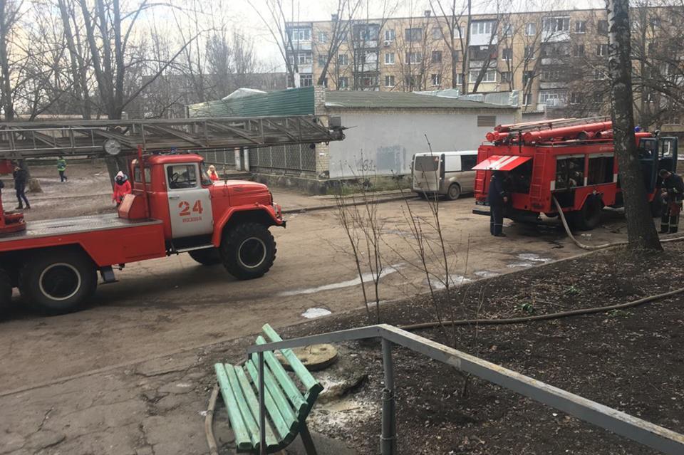 Зображення до:  Жители Лозовой спасли троих детей при пожаре