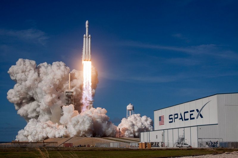 Зображення до:  SpaceX успешно запустила ракету Falcon Heavy