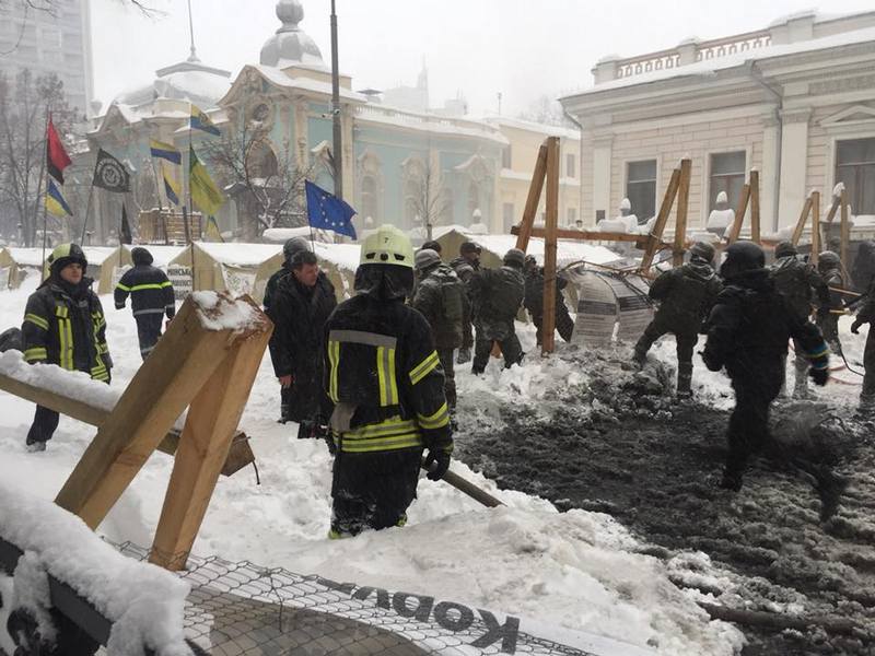 Зображення до:  Беспорядки в Киеве: палаточный городок под Верховной Радой снесли