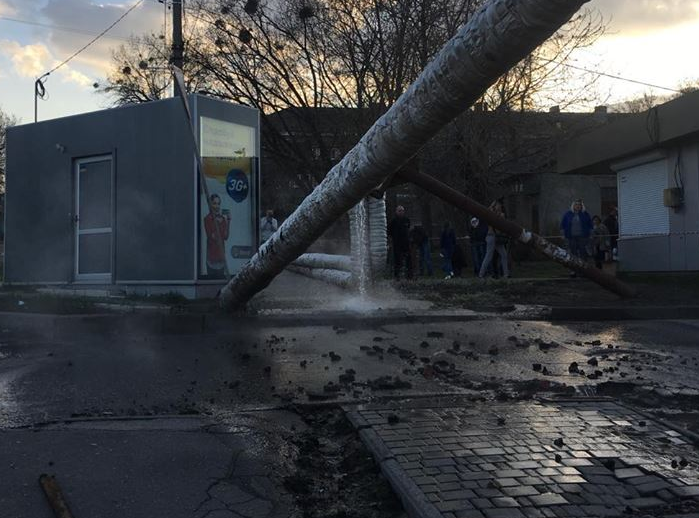 Зображення до:  В Холодногорском районе обрушилась наземная теплотрасса