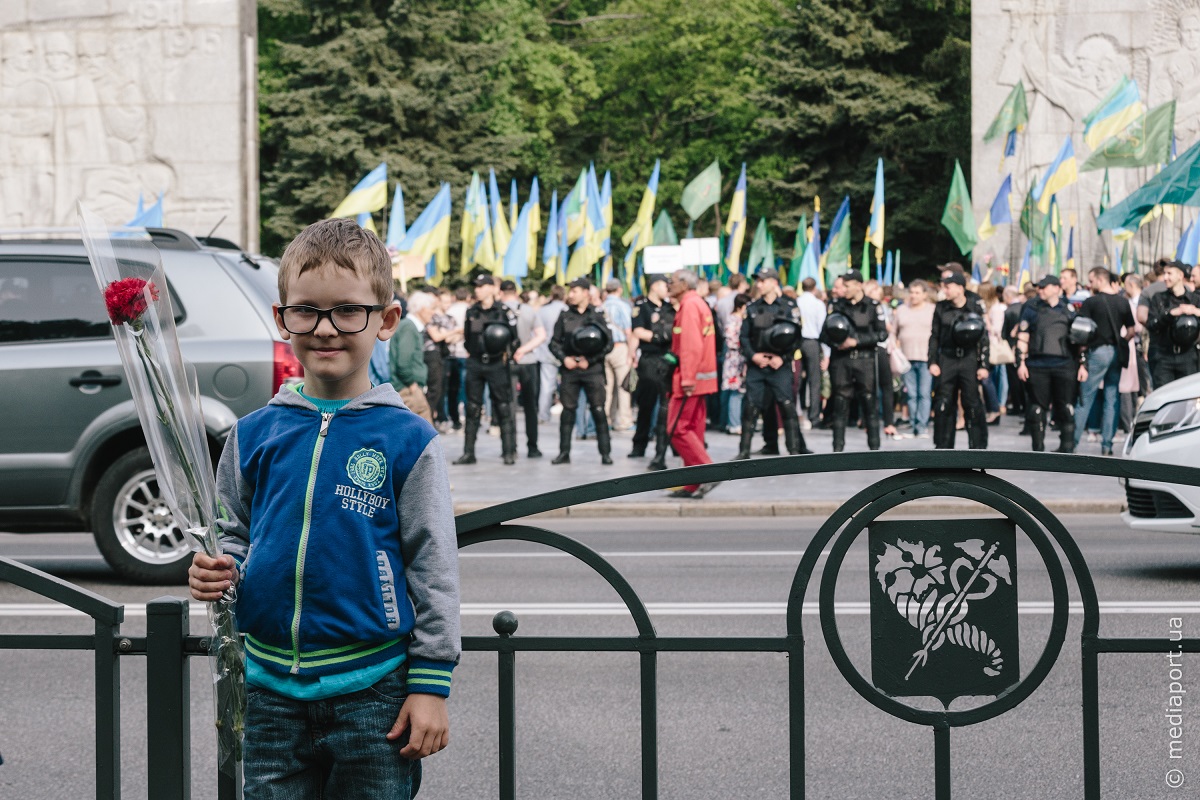 Зображення до:  9 мая на Мемориале Славы в Харькове. Фоторепортаж