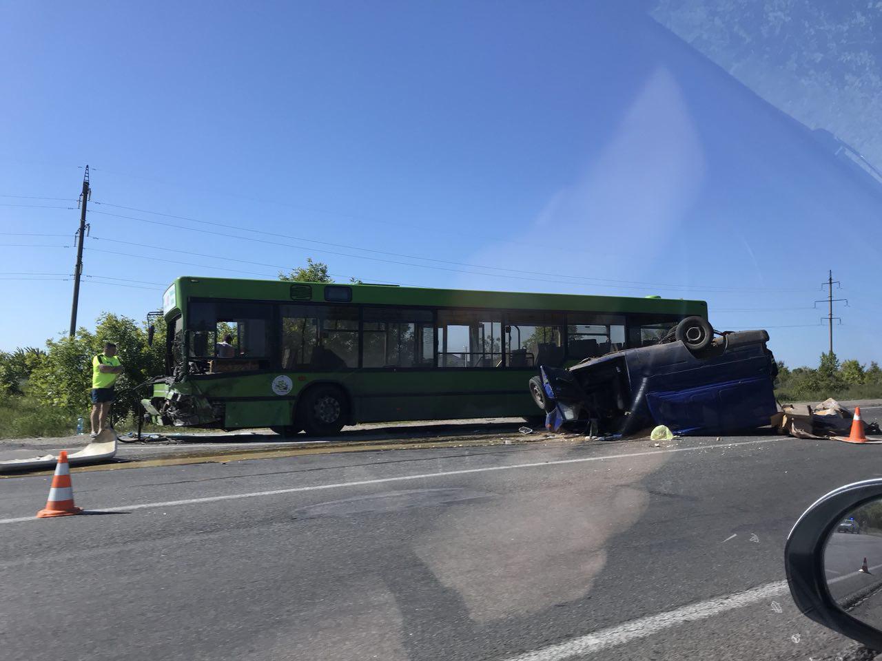 Зображення до:  Пассажирский автобус попал в ДТП на окружной дороге