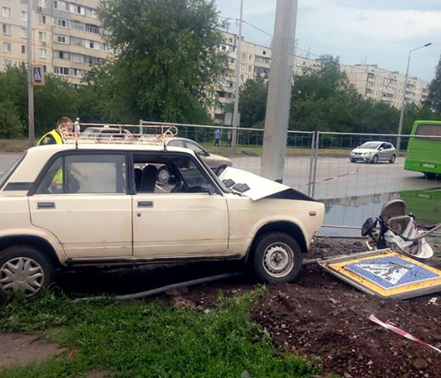 Зображення до:  В Харькове автомобиль сбил коляску с ребёнком