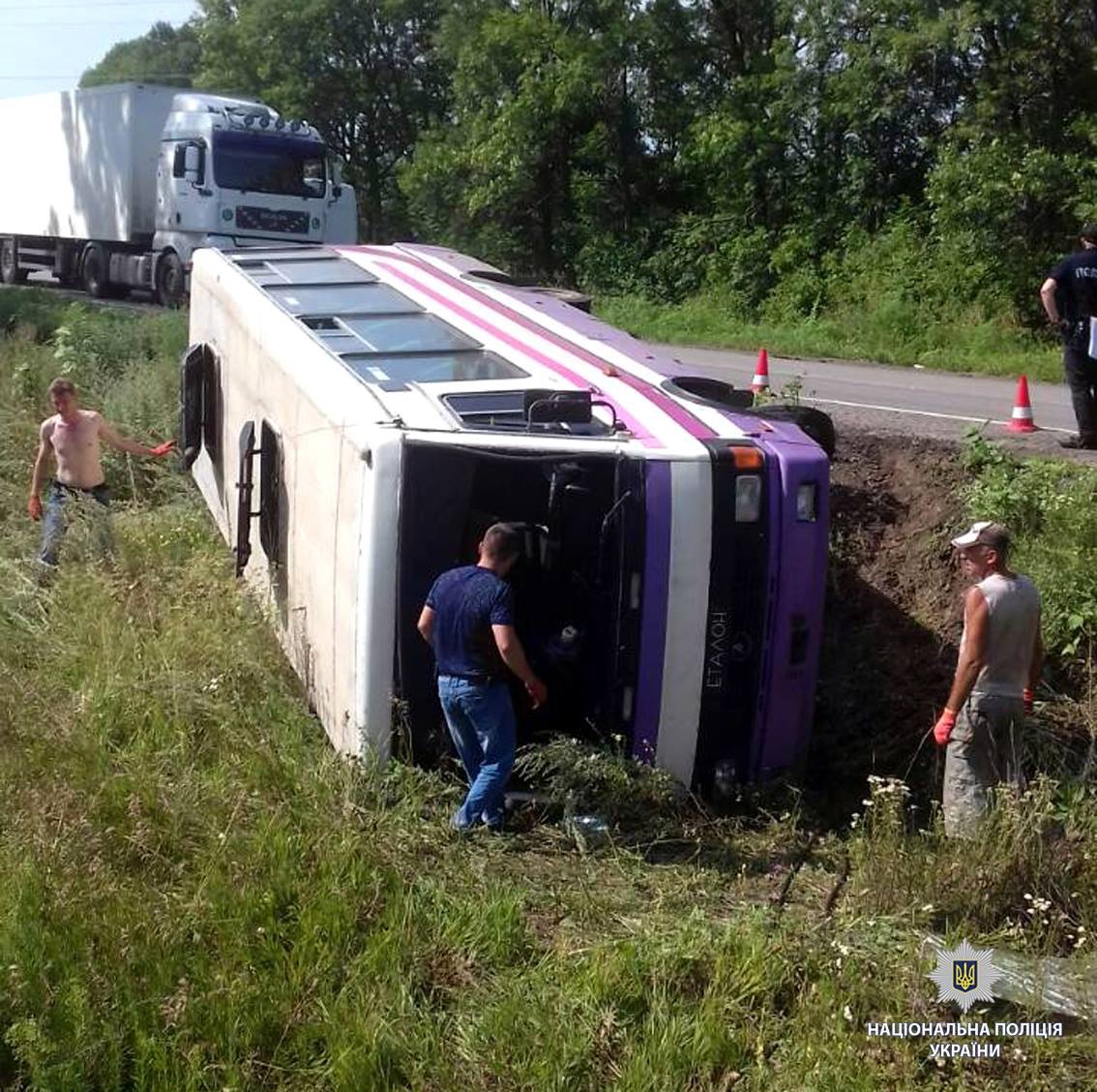 Зображення до:  Под Харьковом перевернулся пассажирский автобус