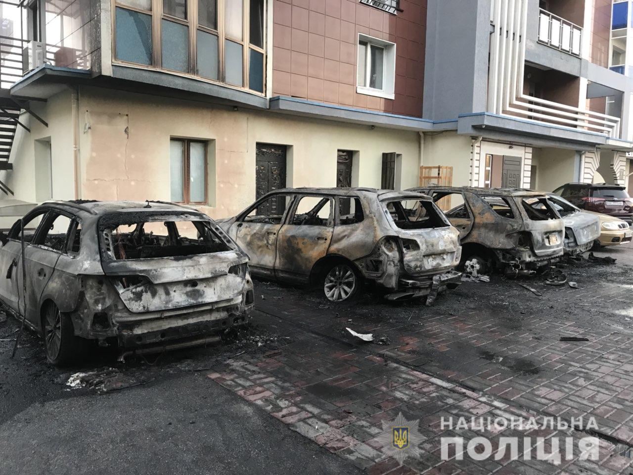 Зображення до:  В центре Харькова ночью сгорели пять машин