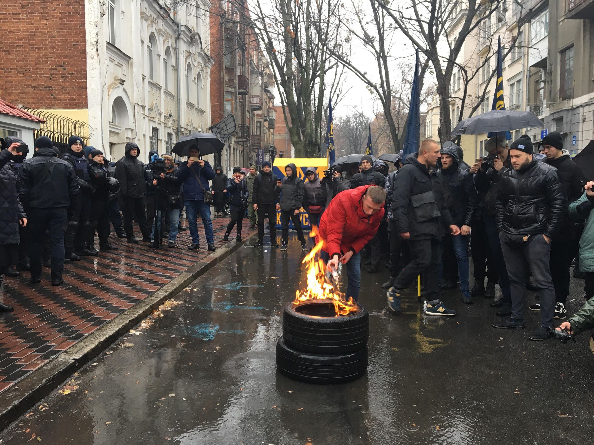 Зображення до:  В Харькове пикетировали Генконсульство РФ