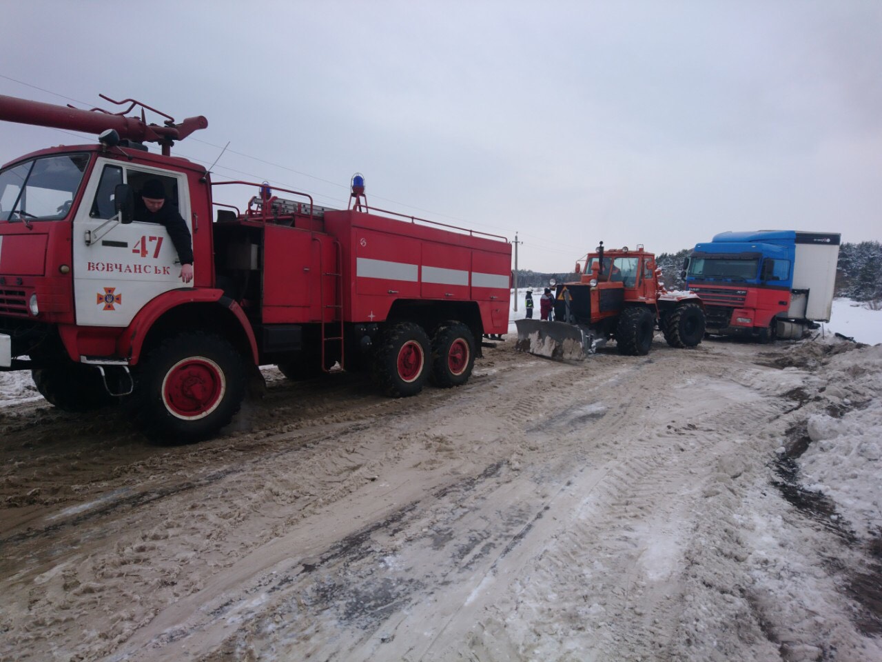 Зображення до:  На Харківщині із заметів витягнули швидку і шкільний автобус