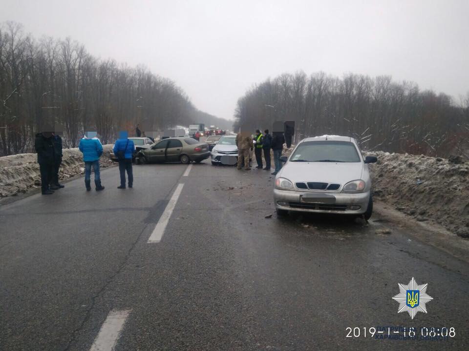 Зображення до:  На кільцевій дорозі під Харковом зіткнулися шість авто