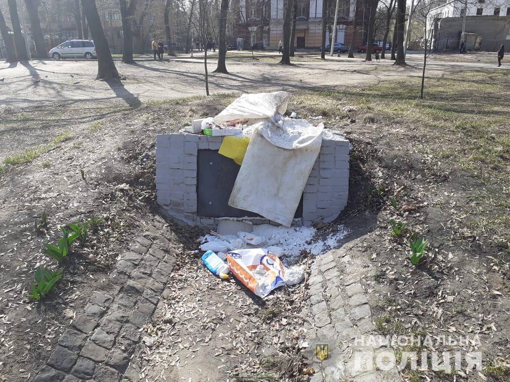 Зображення до:  Поліція шукає, хто засмітив пам’ятний знак УПА в Харкові