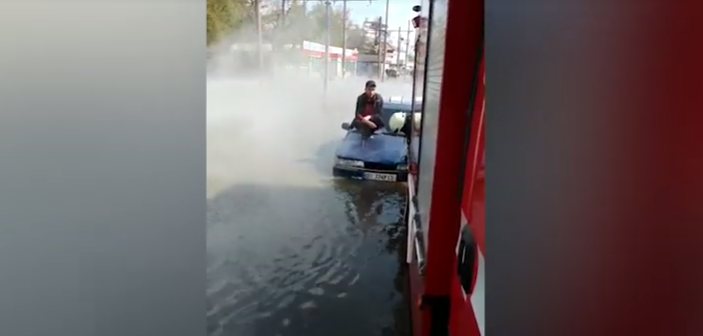 Зображення до:  Порив тепломереж у Харкові: як рятували водія і пасажира таксі. Відео