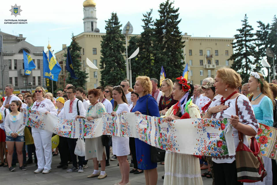 Зображення до:  У Вишиванковій ході в Харкові взяли участь 2500 людей