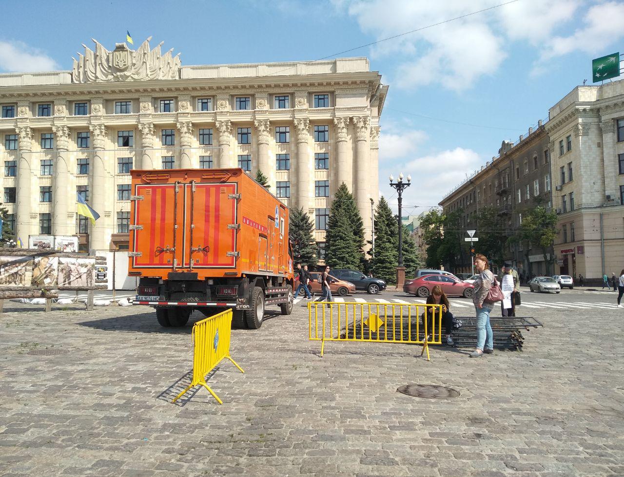 Зображення до:  Комунальники поїхали з-під намету: активісти готові оборонятися