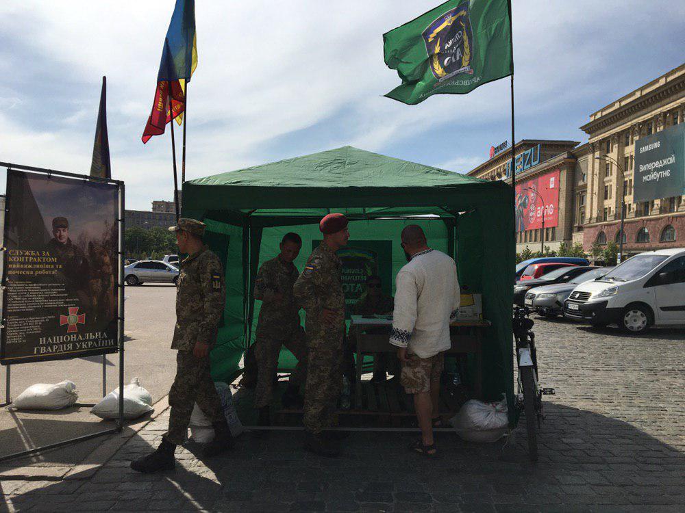 Зображення до:  У намету на майдані Свободи з’явилися сусіди