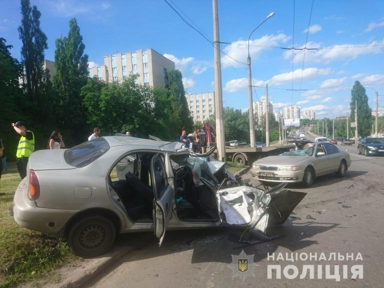 Зображення до:  Зіткнення чотирьох машин у Харкові: четверо травмованих