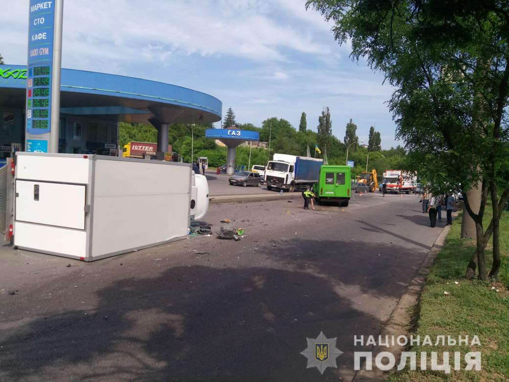 Зображення до:  Стан постраждалих в ДТП з маршруткою у Харкові — задовільний