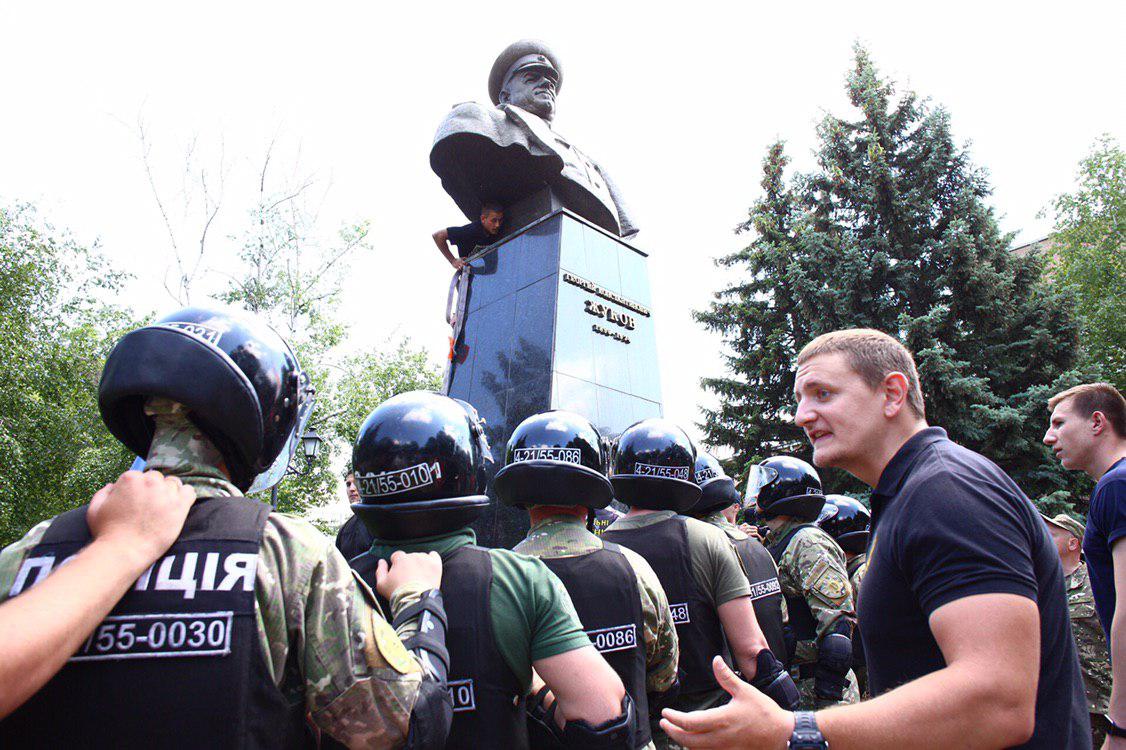 Зображення до:  Повалення пам’ятника Жукову: поліція порушила два провадження