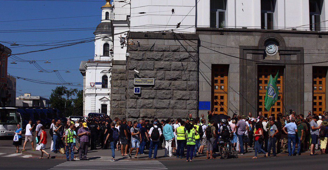 Зображення до:  Харківську мерію пікетують противники повернення проспекту Жукова