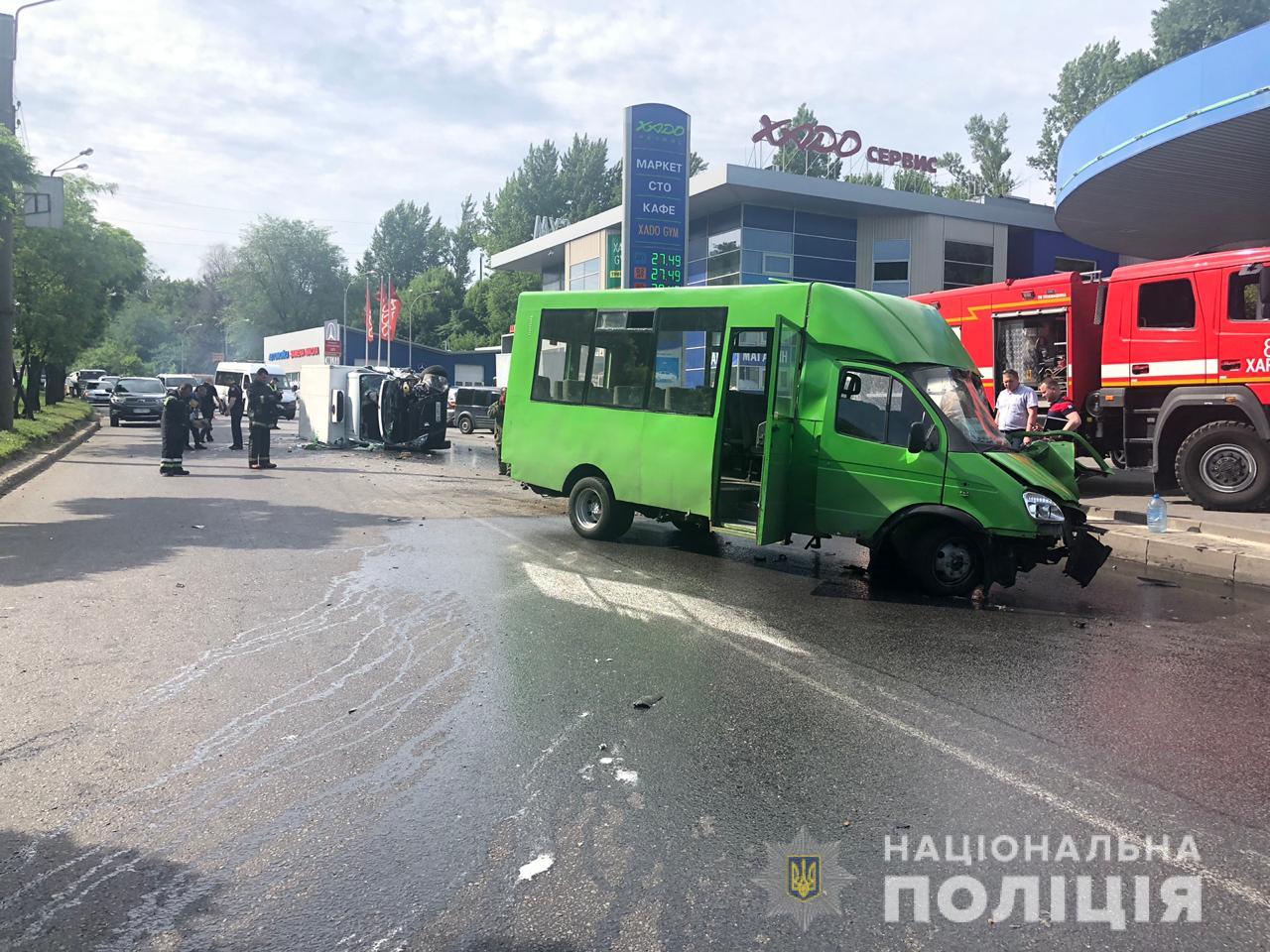 Зображення до:  У Харкові зіткнулися фургон і маршрутка: десятеро травмовані