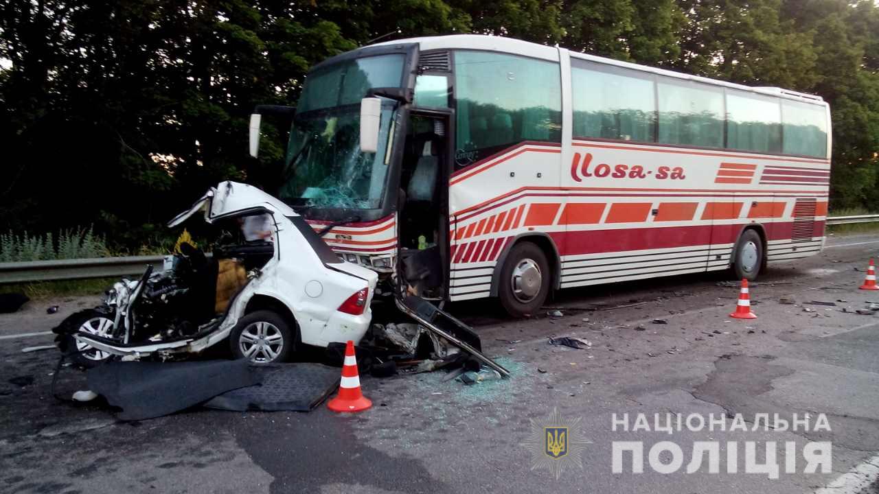 Зображення до:  Під Харковом водій легковика загинув при зіткненні з автобусом