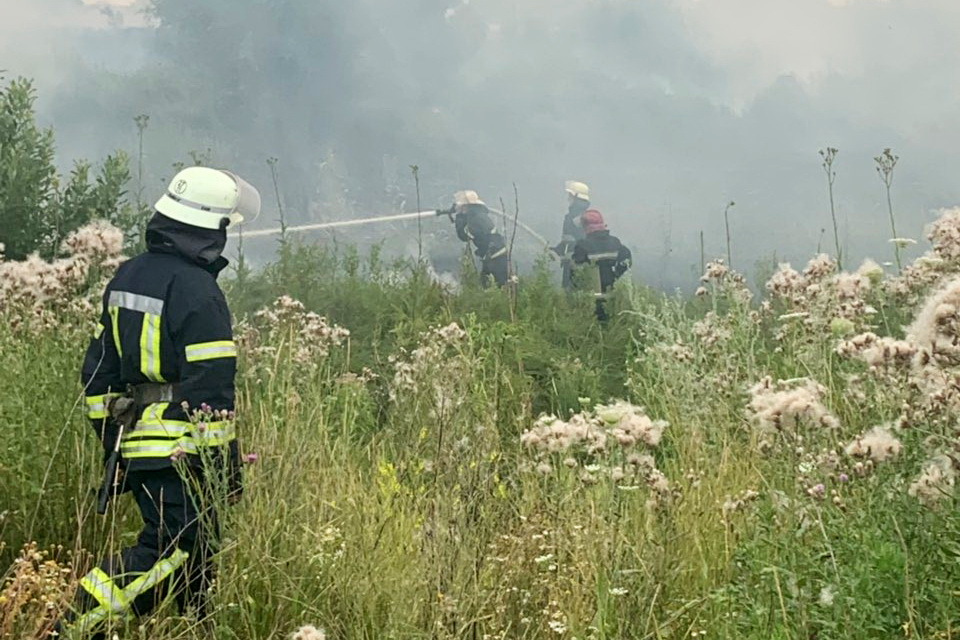 Зображення до:  У Харкові 50 рятувальників гасили палаючий очерет