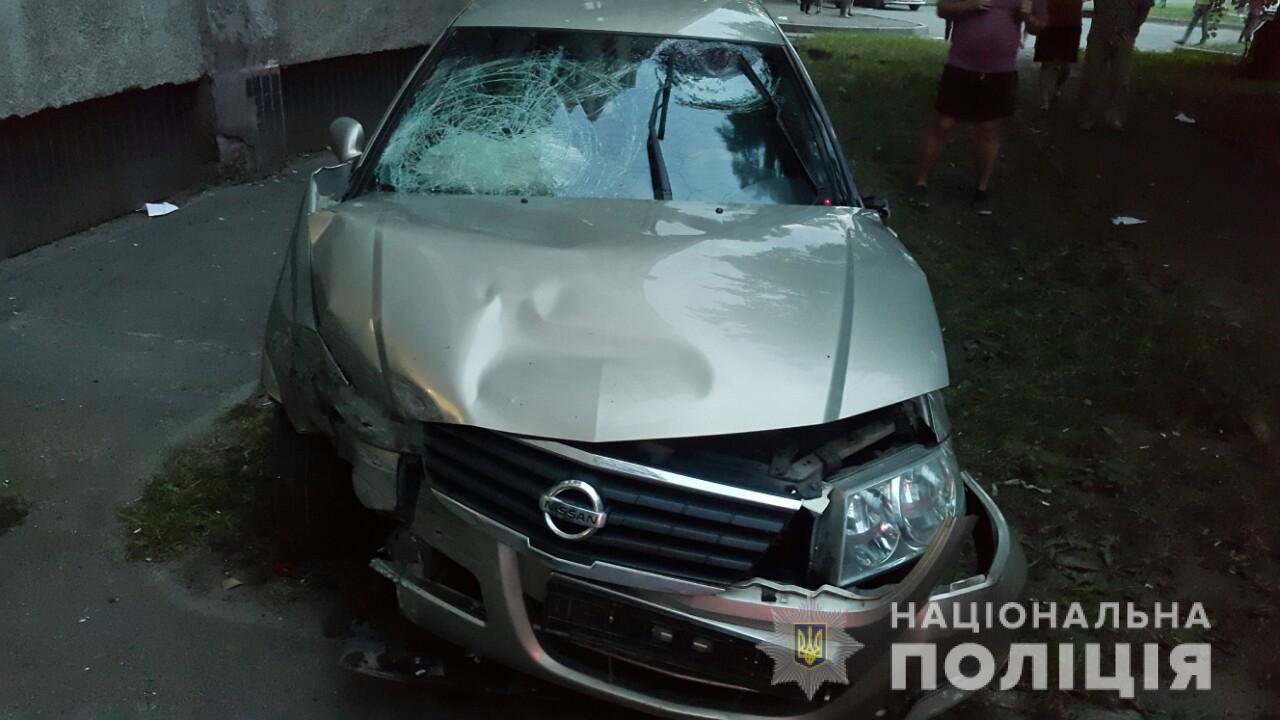 Зображення до:  Машина в’їхала в агітаційний намет у Харкові: є постраждалі