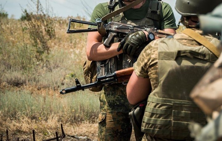 Зображення до:  Вантажівку сил ООС, поруч з якою був голова ДонОГА, обстріляли: загинув військовий