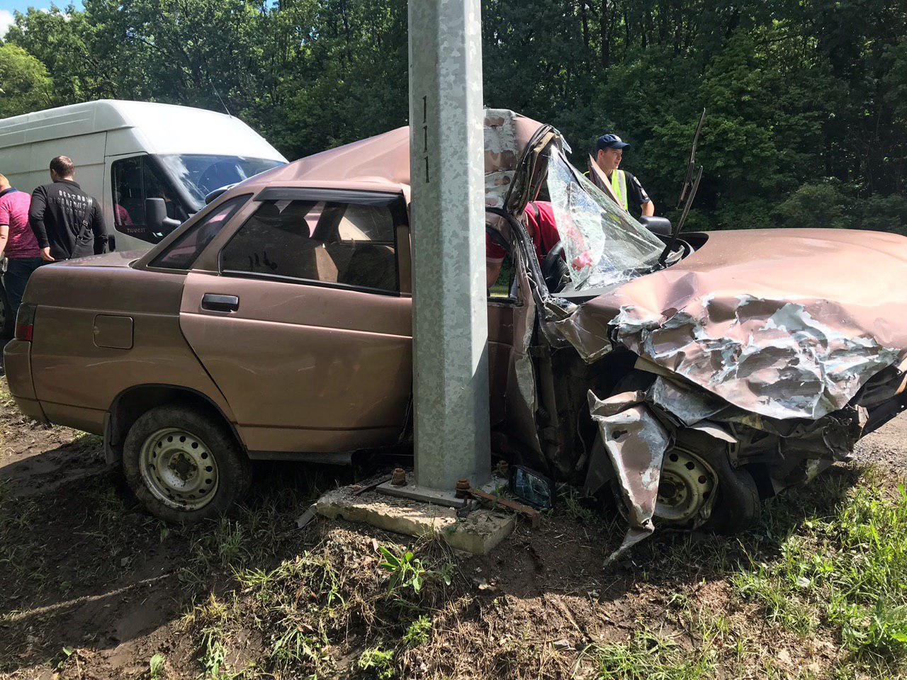 Зображення до:  У Харкові викрадач авто пошкодив три машини і врізався в стовп — поліція