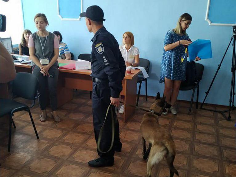 Зображення до:  У Харкові поліція перевіряє повідомлення про замінування 14 дільниць