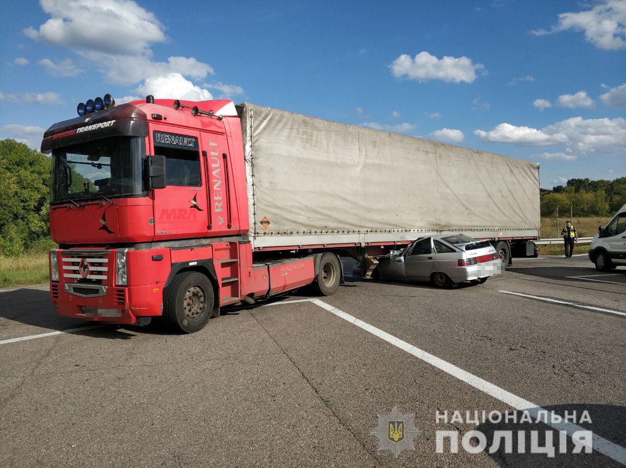 Зображення до:  Під Харковом вантажівка розчавила легковик: троє загиблих