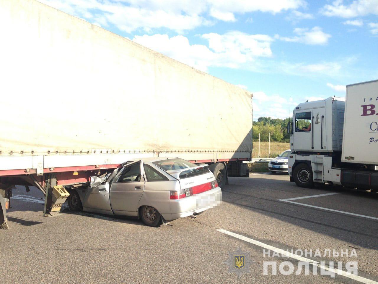 Article Подробиці аварії під Харковом: вантажівка мала пропустили «ВАЗ»