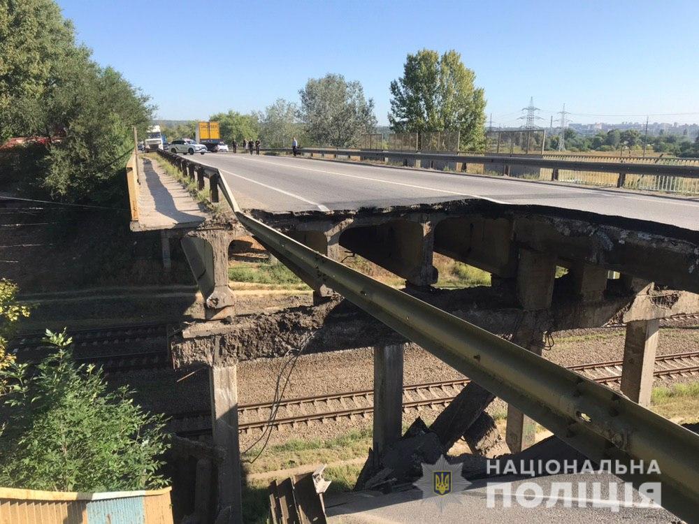 Зображення до:  На окружній у Харкові обвалився міст: транспорт направляють в об’їзд