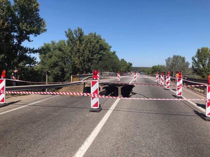 Зображення до:  Перевантажена фура. В Укравтодорі назвали попередню причину обвалу мосту