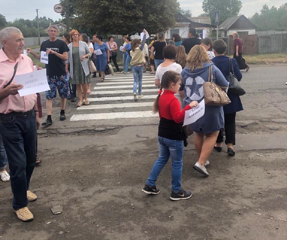 Зображення до:  У Первомайському противники закриття двох шкіл перекривали дорогу